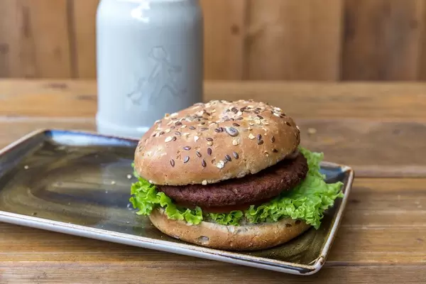 Veganer "Naturbursche"-Burger bei Hans im Glück mit einem pflanzlichen Bratling aus Roter Beete-Saft, Koksnuss, Pilzen, Erbsen-, Weizen- & Sojaproteinen