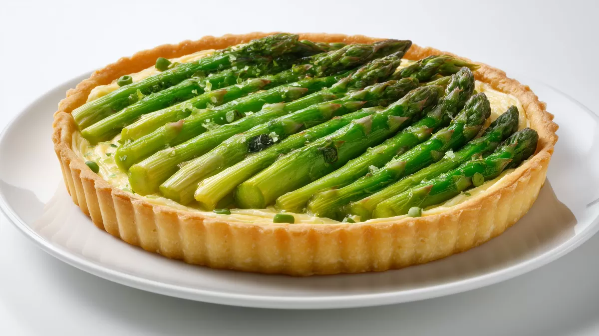 Veganer Spargel Tarte mit grünem Spargel frisch gebacken