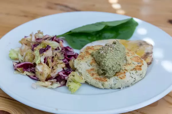 Veganer Tofu-Burger aus weissen Bohnen mit Salat und Spinat