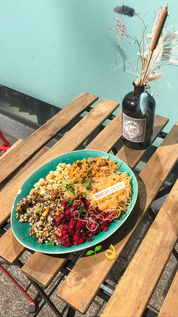 Veganes Bowl aus Quinoa, Couscous, Süsskartoffel, Blumenkohl und rote Beete