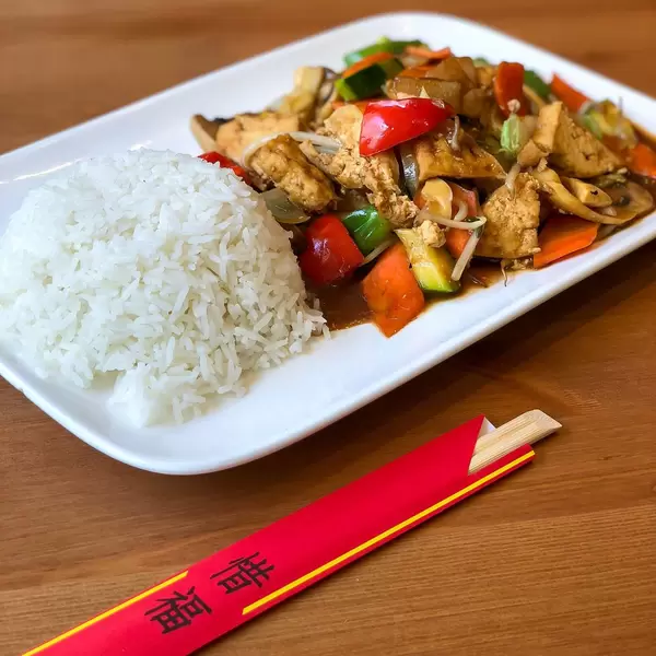 Veganes Chop Suey mit Reis und Gemüse