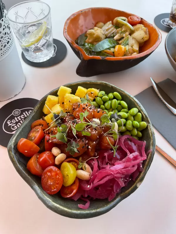 Veganes Essen in Muro auf Mallorca: Bowl mit dicken Bohnen, Ananas, Kirschtomaten, Wassermelone, Kernen