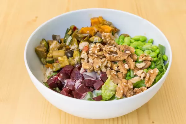 Veganes Gericht mit gegrilltes Gemüse, Edamame, Walnüsse, rote Beete, Reis und Soja-Sesam Soße in Simons Stub'n Restaurant in München