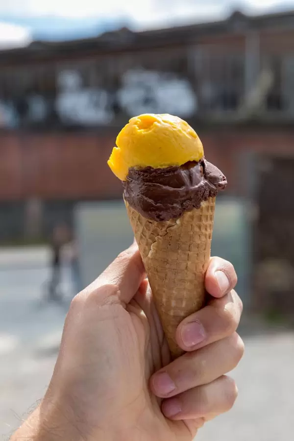 Veganes Mango- und Kakao-Eis von Nomoo