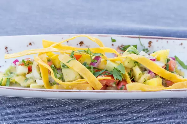 Veganes mexikanisches Essen: Ceviche mit Mango, Avocado und Tomate bei Villa Vegana auf Mallorca