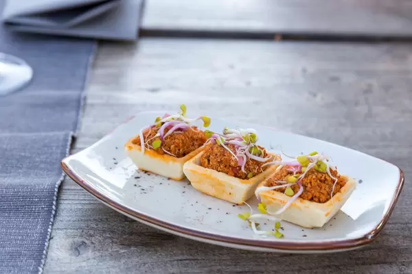 Veganes mexikanisches Essen: hausgemachte Chorizo-Canapés bei Villa Vegana in Selva, Mallorca