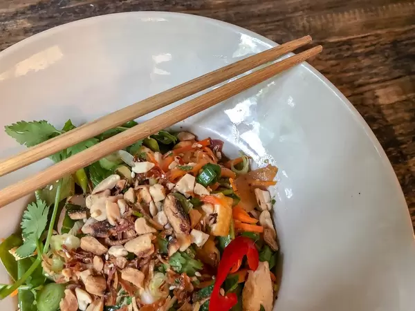 Veganes Mittagessen im "Hans im Glück - Burgergrill" in Köln mit  Asia-Chilli-Karotten, Gemüse und Essstäbchen
