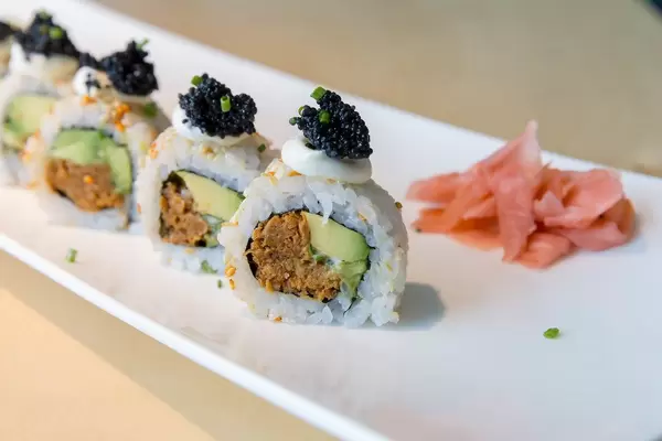 Veganes Mittagessen "Lucky No Fish" - Sushi, mit Frühlingszwiebeln, Avocado, vegane Kaviar-Alternative, veganer Thunfisch & würzige Sauce