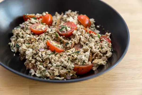 Veganes Rührei mit Tomaten und Kräutern. Nahaufnahme