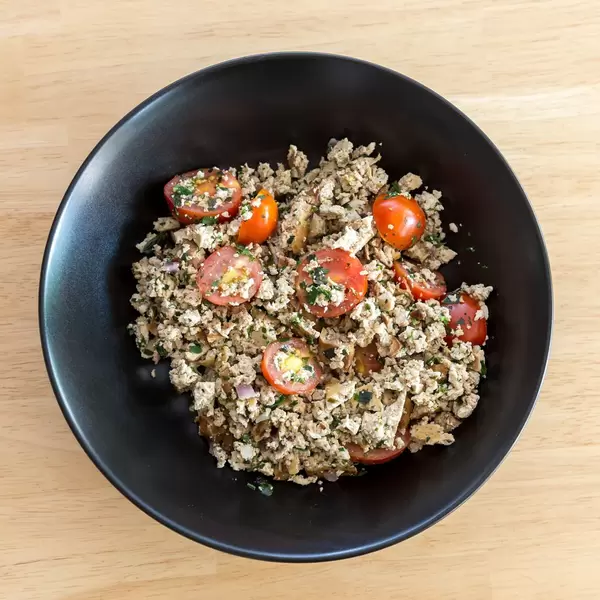 Veganes Rührei mit Tomaten und Kräutern