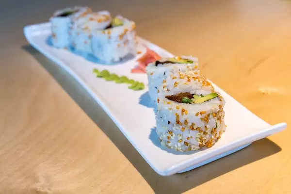 Veganes Sushi "Lucky No Meat" als fleischlose Mahlzeit, mit gebackenem Tofu/Seitan, süßer Sauce, Kimchi-Sesam und Frühlingszwiebeln