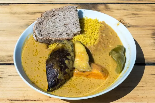 Veganes Thai-Curry mit Aubergine und Süßkartoffel