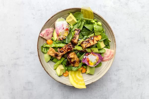 Veganisches 'Soul Made' Gericht im Kölner coa Wok & Bowl Restaurant mit Tofu, Babyspinat, grünem Spargel, bunter Bete, Avocado, Minze und Himbeer-Miso-Dressing