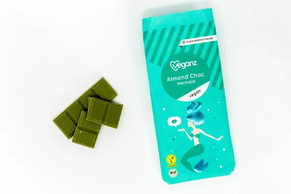 Veganz - Almond Choc Mermaid - Vegane Bio Mandelschokolade mit Verpackung auf weißem Hintergrund