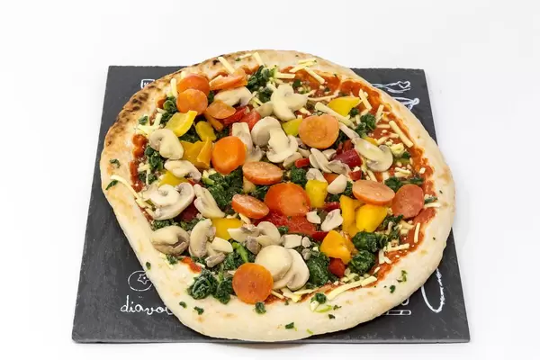 Veganz Pizza Verdura - Tiefkühlpizza mit Pilzen, Spinat, Paprika und Tomaten
