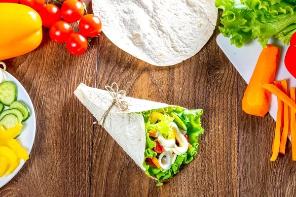 Vegetarian appetizer with pita bread, lettuce, vegetables and sauce (Flip 2019)