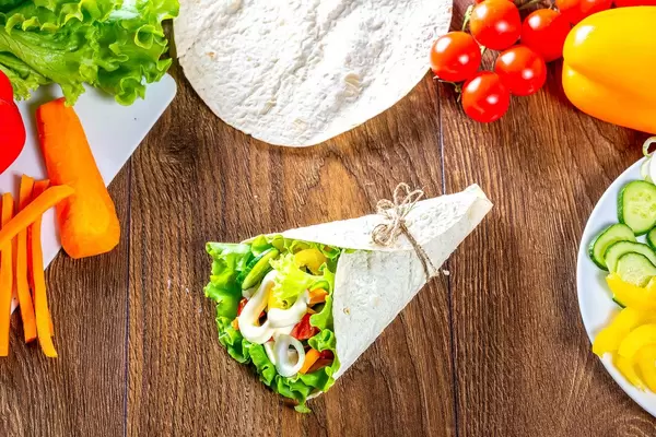 Vegetarian appetizer with pita bread, lettuce, vegetables and sauce