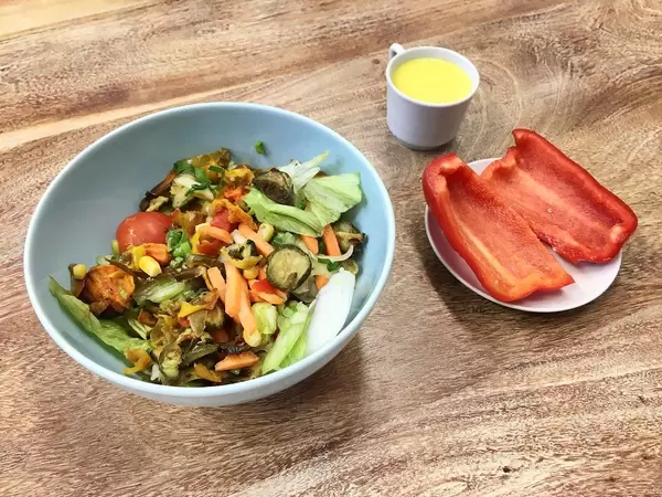 Vegetarian salad with grilled vegetables and curry mango dressing