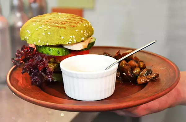 Vegetarian Sandwich mit Sahnesauce und Pilzen