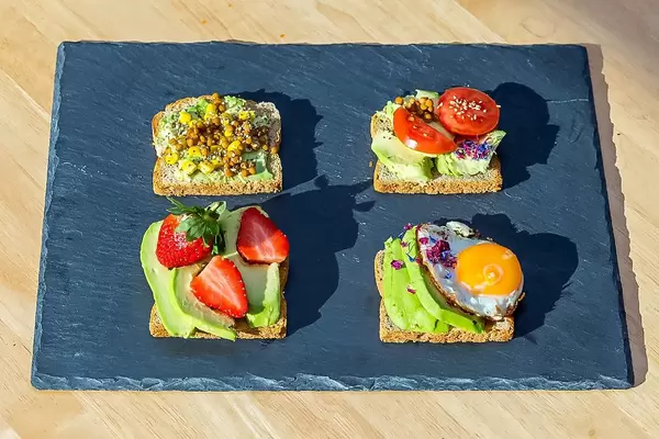 Vegetarische Brotzeit mit Obst und Gemüse