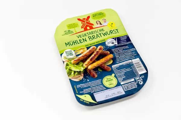 Vegetarische Mühlen Bratwurst auf Basis von Soja: eine Packung vor weißem Hintergrund