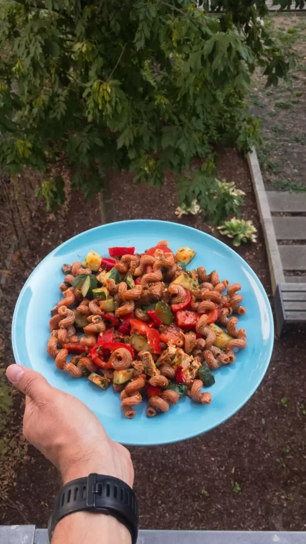 Vegetarische Nudeln: Dinkel-Vollkorn-Locken, Schnittlauch, Petersilie, Bio Räucher Tofu, Paprika und Zucchini