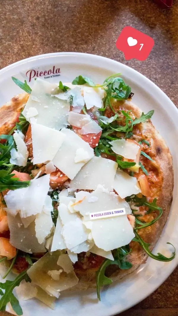 Vegetarische Pizza mit Rukola und Parmesan-Käse