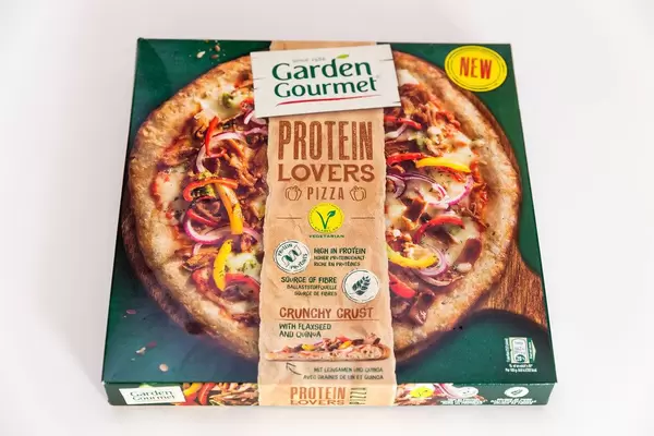 Vegetarische Protein Pizza mit Leinsamen, Quinoa und pulled Soybeans von Garden Gourmet vor weißem Hintergrund