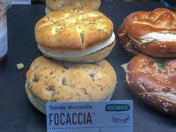 Vegetarische Tomaten-Mozarella Focaccia in der Auslage mit anderen Backwaren