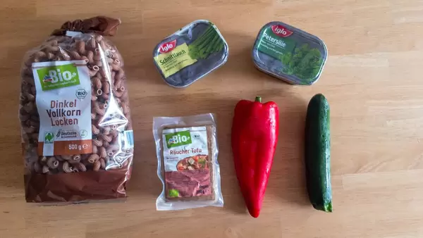 Vegetarische Zutaten: Dinkel-Vollkorn-Locken, Schnittlauch, Petersilie, Bio Räucher Tofu, Paprika und Zucchini