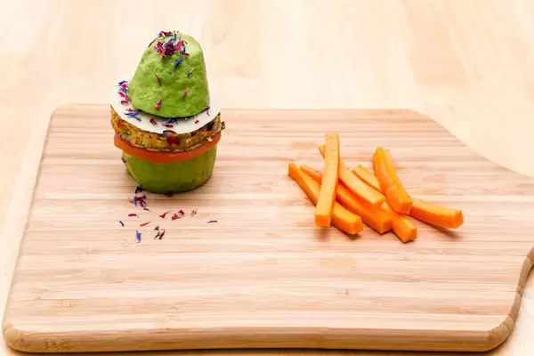 Vegetarischer Avocado-Burger mit Karotten-Sticks
