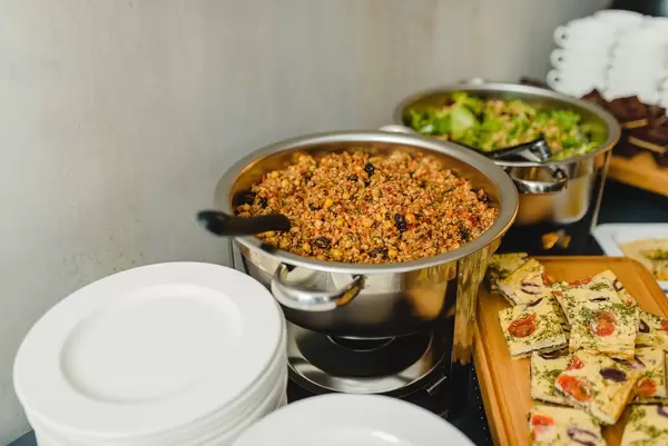 Vegetarischer Eintopf in der Schüssel am Büfett
