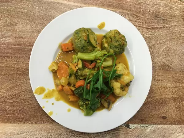 Vegetarischer Knödel mit Gemüse