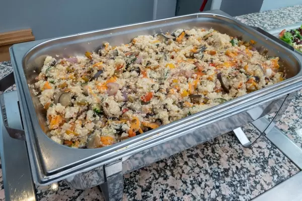 Vegetarischer Risotto mit Paprika, Zwiebel, Zucchini, Aubergine, Tomate