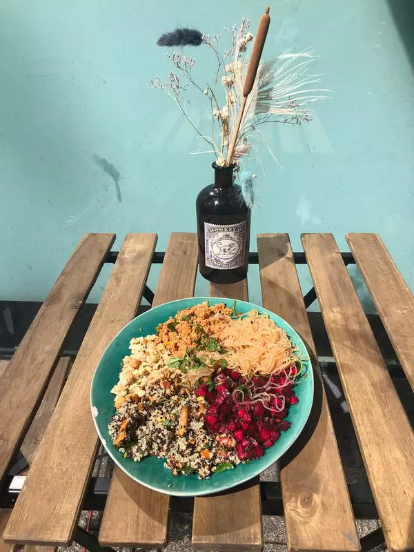 Vegetarisches Bowl aus Nudeln, Rote Beete, Blumenkohl, Couscous und Quinoa mit Süsskartoffeln