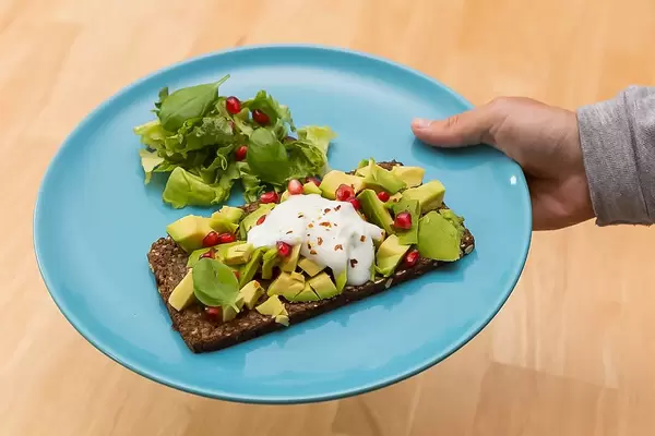 Vegetarisches Frühstück mit Obst