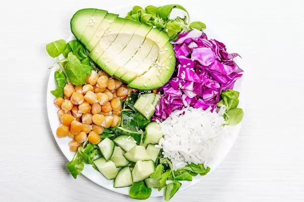 Vegetarisches, gesundes Mittagessen mit. frischem Gemüse, Kichererbsen und Reis