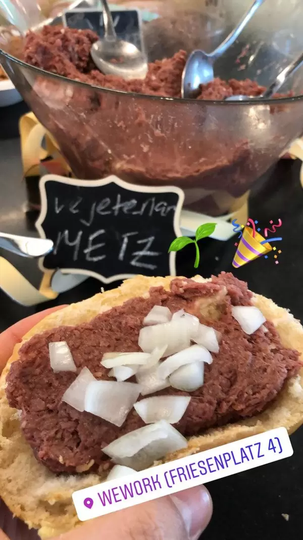 Vegetarisches Mettbröttchen bei WeWork in Köln
