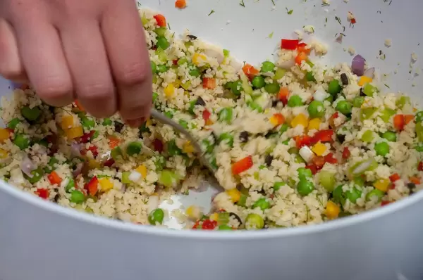 Vegetarisches Risotto mit  Erbsen, Zwiebel und Paprika