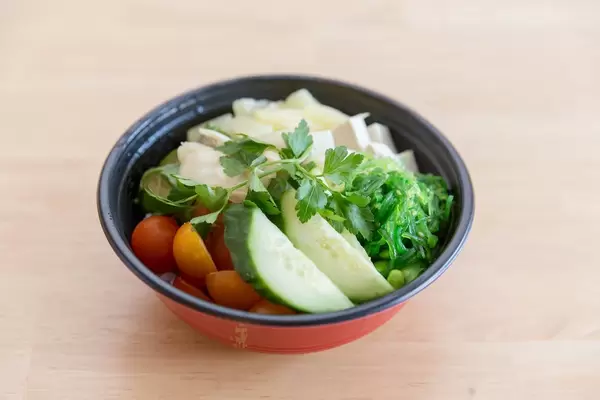 Veggie Bowl mit Gemüse und Tofu - Nahaufnahme