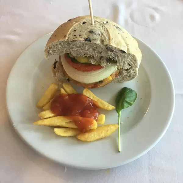 Veggie Burger mit Pommes