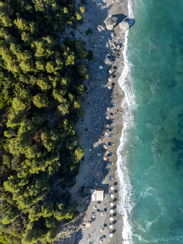 Velanio Beach: Drohnenaufnahme vom beliebten Strand auf der griechischen Insel Skopelos