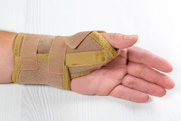 Verband / Bandage am Handgelenk eines Mannes mit verletzen Hand