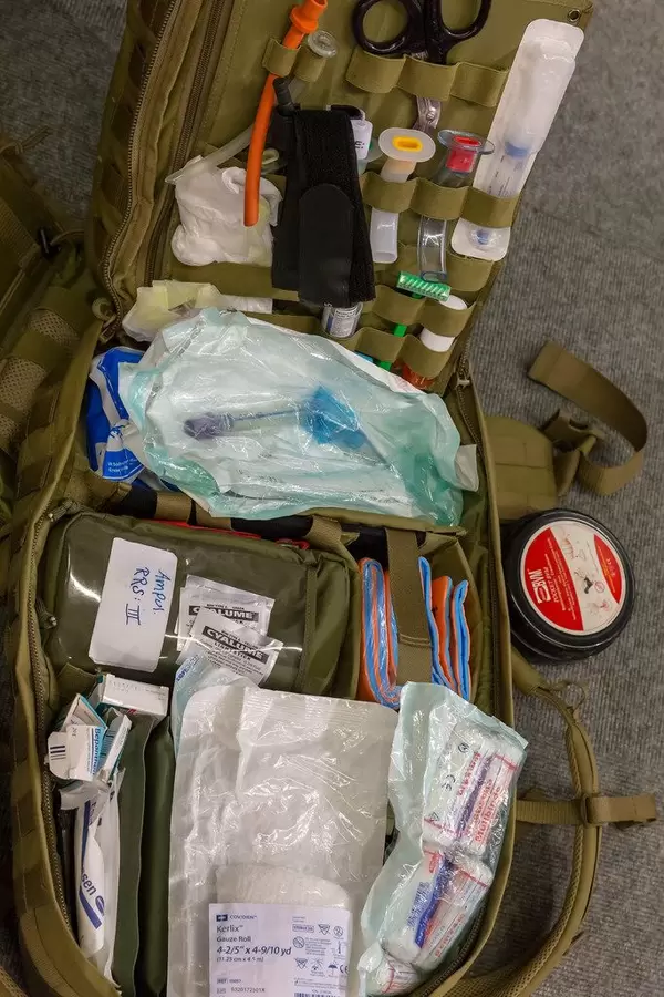 Verbandkasten und medizinisches Bedarfsmaterial im Rücksack eines Soldaten