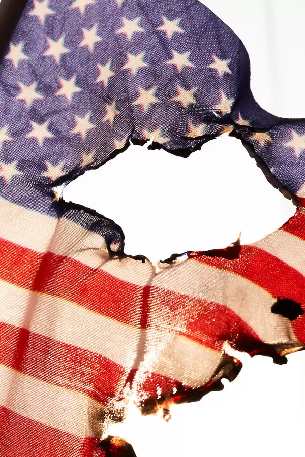 Verbrannte US-Amerikanische Flagge als Symbol des Ansturms vieler Trump-Unterstützer auf das Kapitol