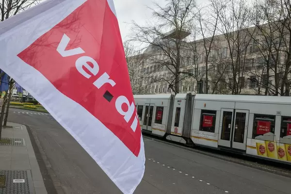 Verdi-Fahne an einer Straßenbahn