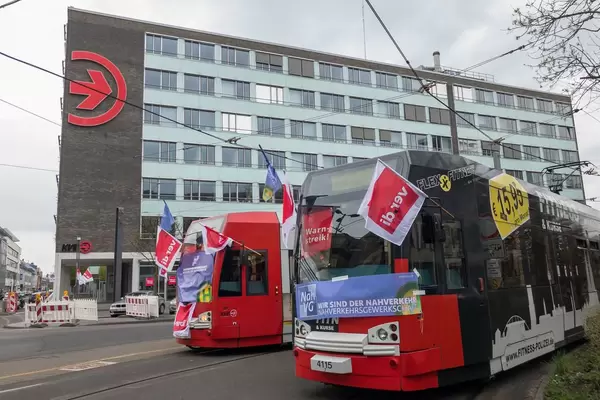 Verdi Warnstreik. KVB Straßenbahnen bleiben stehen