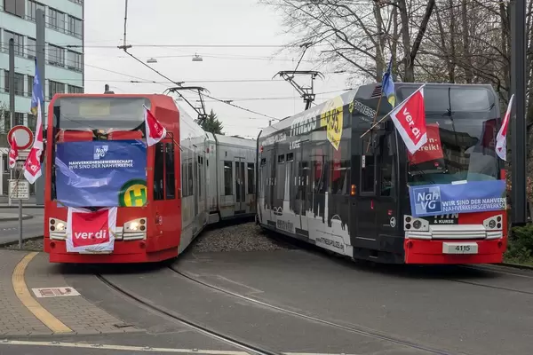 Verdi Warnstreik. KVB Straßenbahnen mit Verdi-Fahnen und Postern