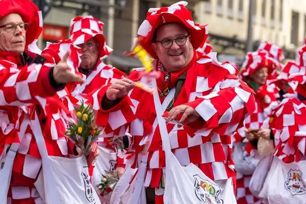 Vereinsmitglieder des 150 Jahre Rosen-Montags-Divertissementchen von 1861 beim Rosenmontagszug - Kölner Karneval 2018