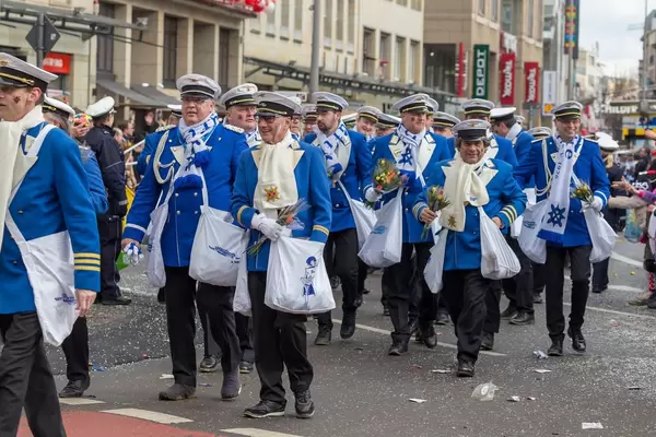 Vereinsmitglieder des KG Sr. Tollität Luftflotte beim Rosenmontagszug - Kölner Karneval 2018